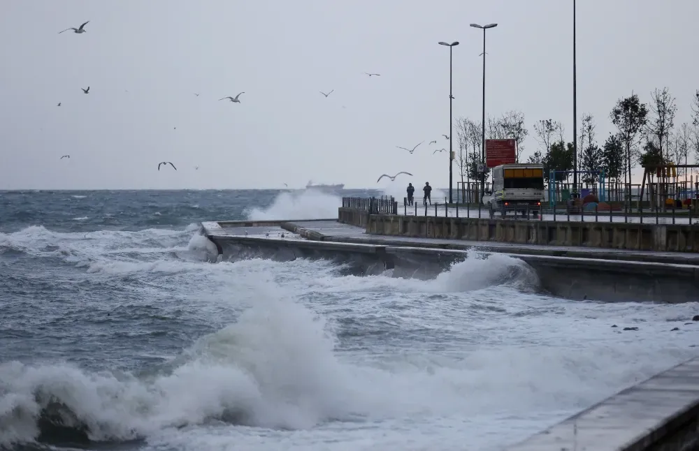 AKOM’DAN PAZARTESİ UYARISI: FIRTINA VE KUVVETLİ SAĞANAK YAĞIŞ BEKLENİYOR