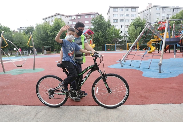 PARKI TEMİZLEYEN BABASINA YARDIM EDEN İSMAİL’E İBB’DEN BİSİKLET