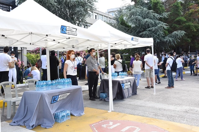 KADIKÖY BELEDİYESİ ÜNİVERSİTE SINAVINA GİREN ÖĞRENCİLERİN YANINDA