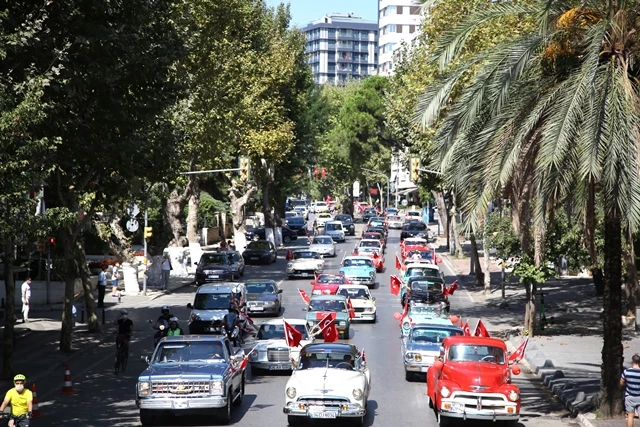 KADIKÖY’DE ZAFER BAYRAMI COŞKUSU: KLASİK OTOMOBİLLERLE ZAFER TURU ATTILAR