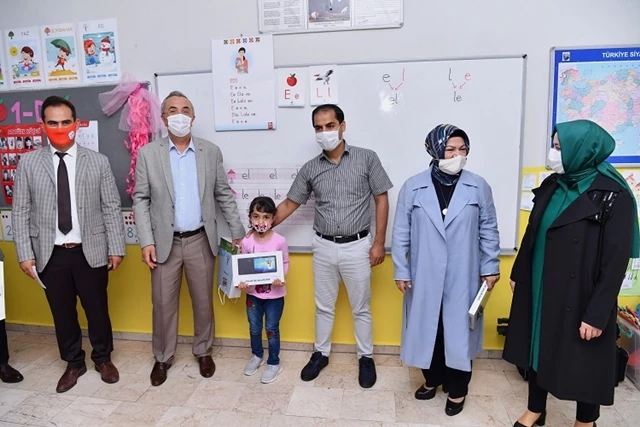 Sancaktepe’de ihtiyaç sahibi çocuklara tablet dağıtıldı