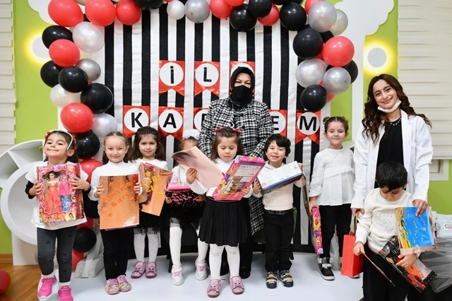 Başkan Döğücü, Minik Öğrencilerin Karne Sevincine Ortak Oldu