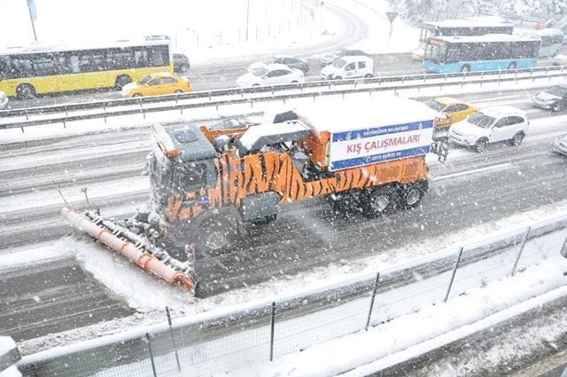 İBB EKİPLERİ KAR MESAİSİNE DEVAM EDİYOR
