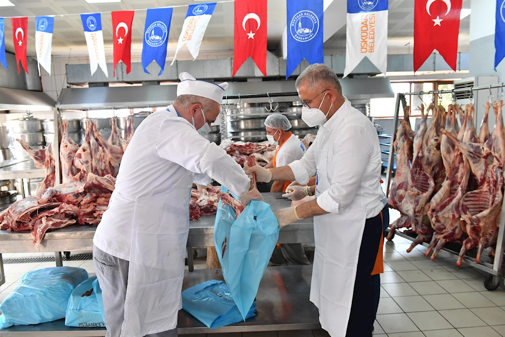 ÜSKÜDAR’DA 5 BİNDEN FAZLA AİLEYE 30 TON KURBAN ETİ DAĞITILDI
