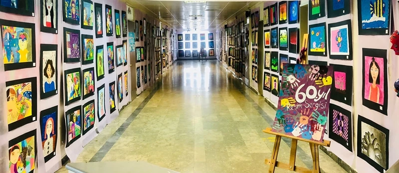 60. Yıl Sarıgazi Ortaokulu’nda farklı tekniklerden oluşan sergi düzenlendi