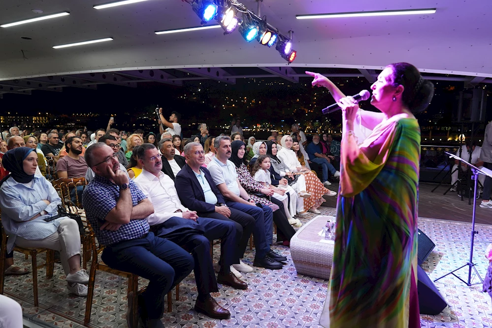 ÜSKÜDAR VALİDE SULTAN GEMİSİ’NDE MELİHAT GÜLSES RÜZGÂRI ESTİ